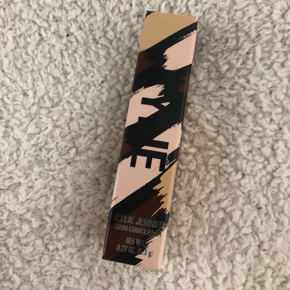Kylie Cosmetics Concealer ✨ - Picture 2 of 3